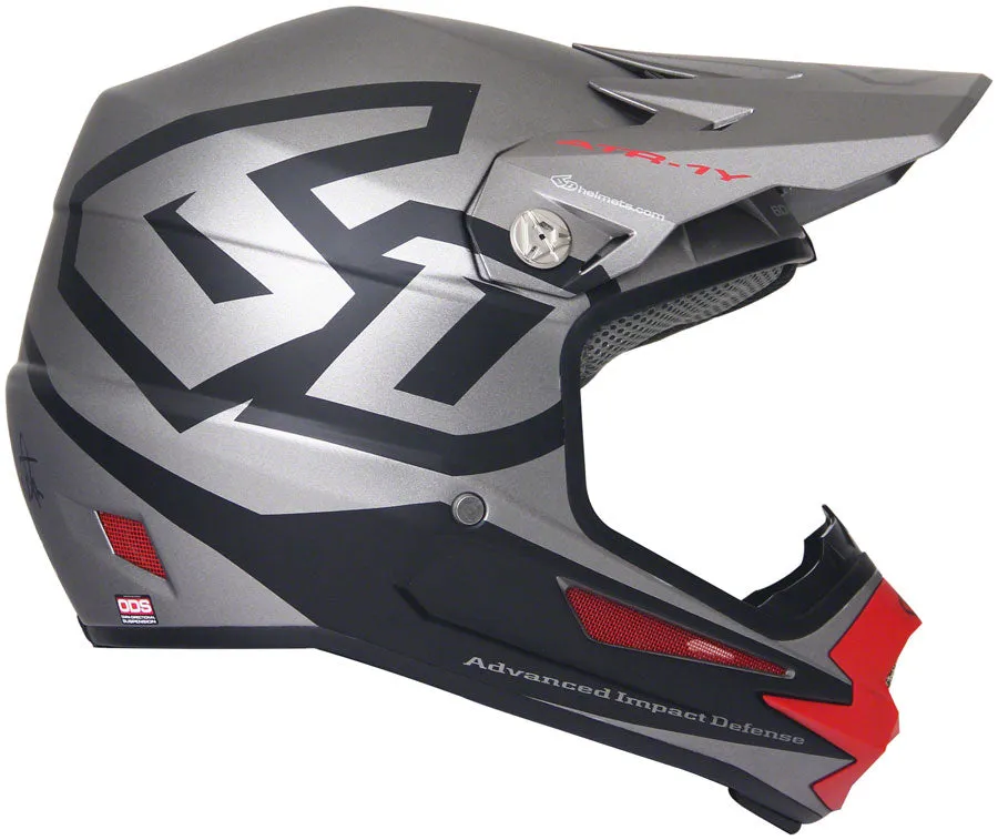6D Helmets ATR-1Y Macro Youth Helmet